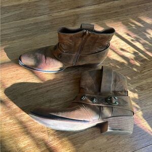 NATURAL REFLECTIONS Kaylee Buckle Ankle Boots